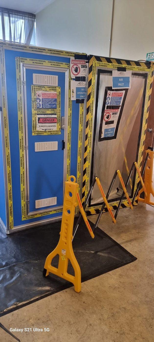 Decontamination unit and airlock at the enclosure entry
