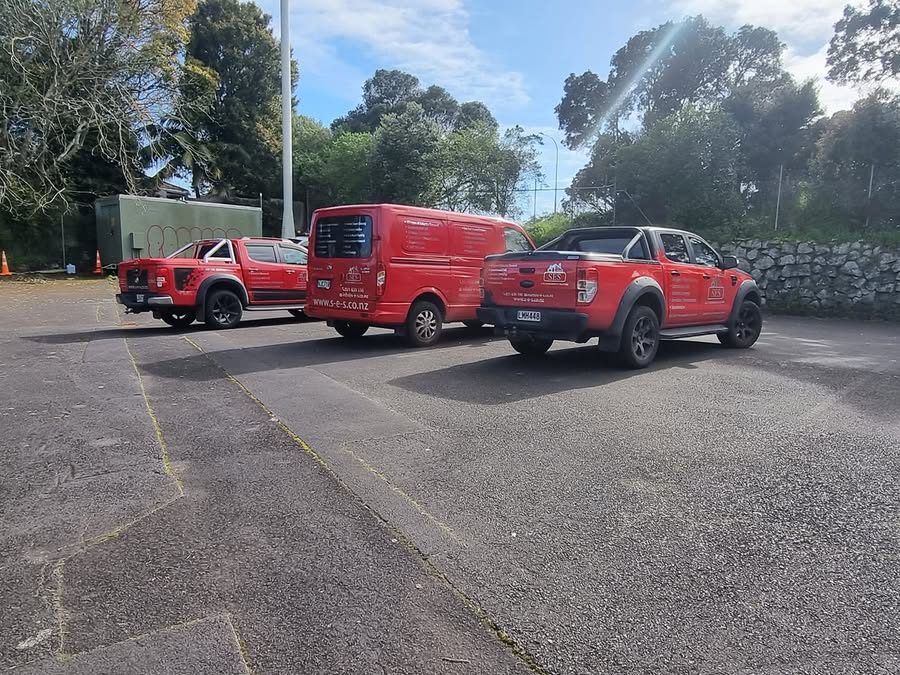 SES utes and van lined up together on site
