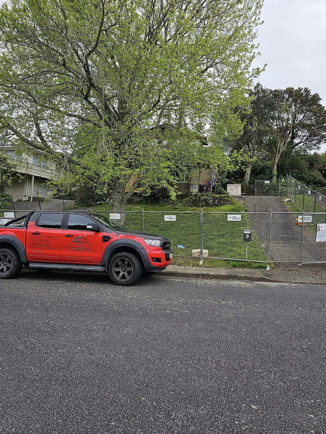 SES vehicle arriving at a demolition site